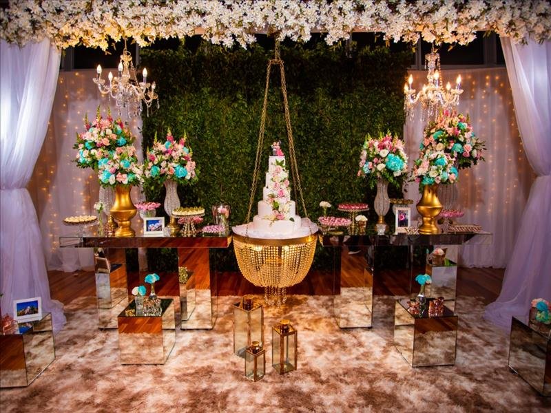 Decoração completa em estilo clássico, rústico ou personalizado para seu evento ficar inesquecível! Opção com Buffet em rodada aberta!
