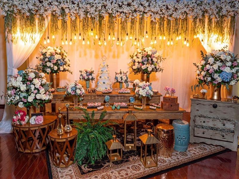 Decoração completa em estilo clássico, rústico ou personalizado para seu evento ficar inesquecível! Opção com Buffet em rodada aberta!