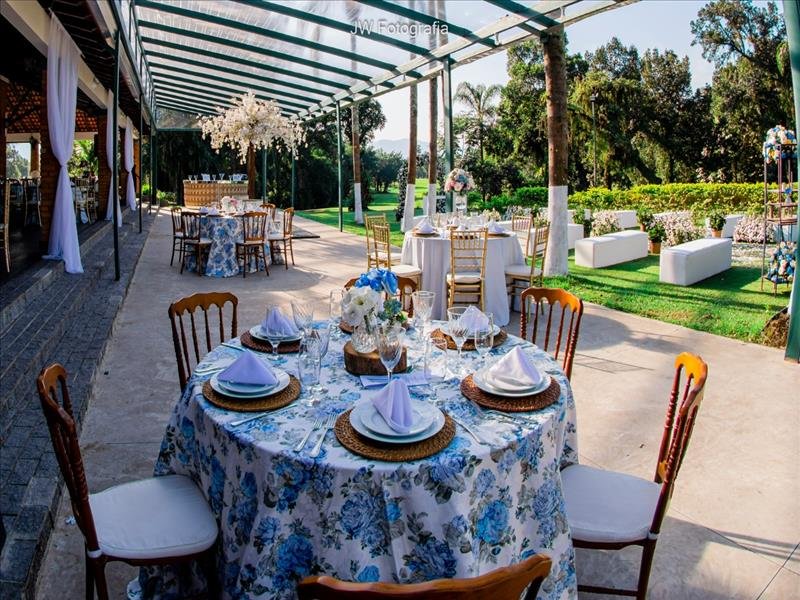 Decoração completa em estilo clássico, rústico ou personalizado para seu evento ficar inesquecível! Opção com Buffet em rodada aberta!