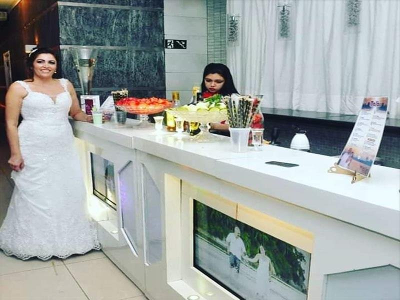 Bartender com novidades em balcões com Tv, cores, cardápios personalizados e Drinks incríveis!