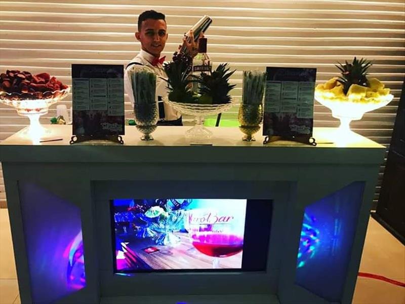 Bartender com novidades em balcões com Tv, cores, cardápios personalizados e Drinks incríveis!