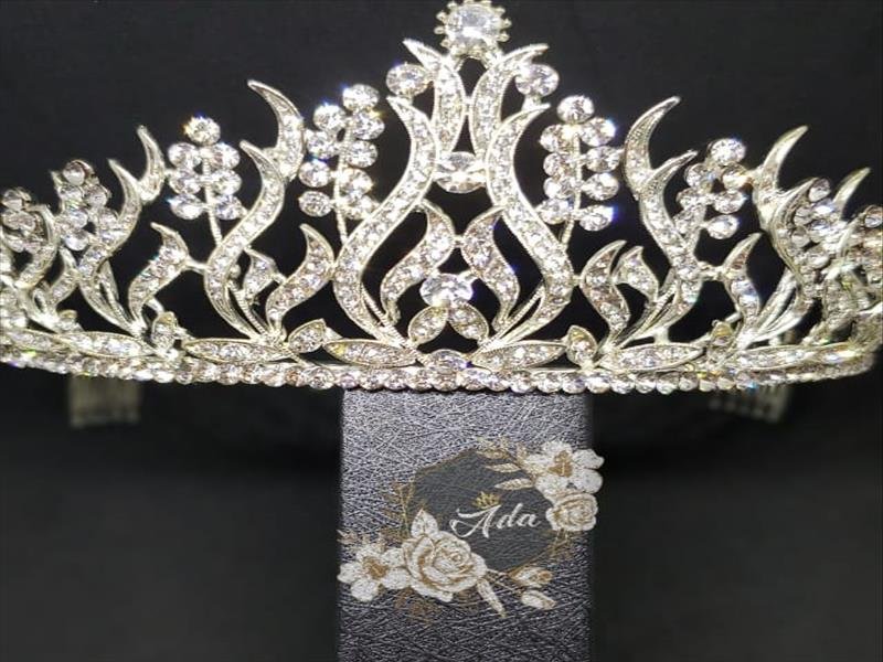Acessórios, terços, coroas e brincos para noivas de debutantes! Peças artesanais, pedras preciosas e semi-preciosas e personalização!