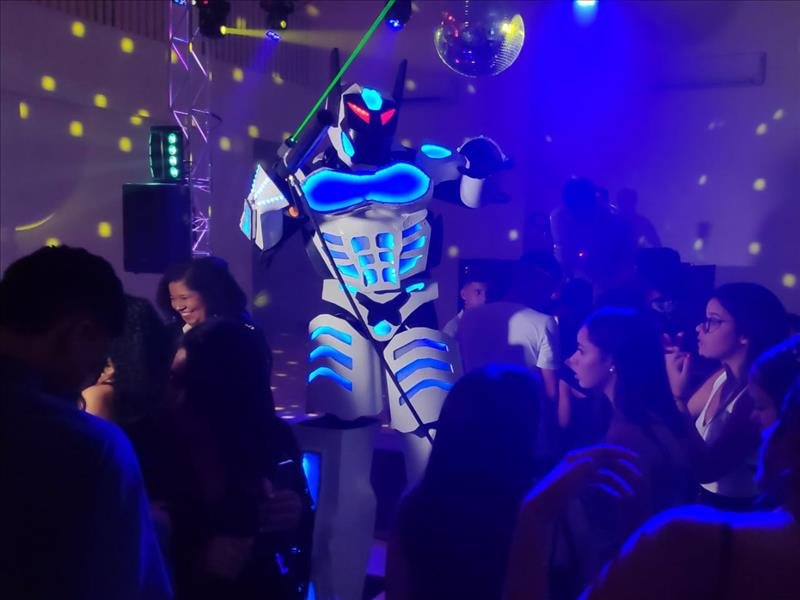 Robozão de Led dançarino com Bazuca! Animação total na sua festa!