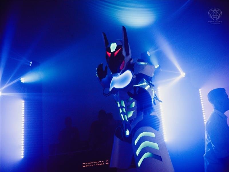 Robozão de Led dançarino com Bazuca! Animação total na sua festa!