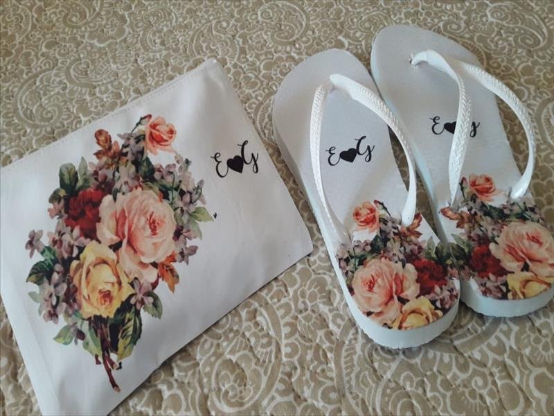 Chinelos personalizadas de excelente qualidade e combinando com as necessaires com rodada aberta