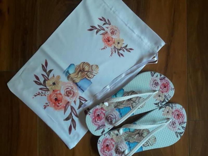 Chinelos personalizadas de excelente qualidade e combinando com as necessaires com rodada aberta