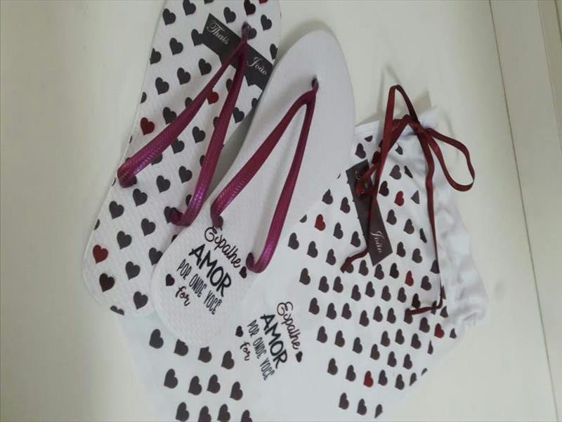 Chinelos personalizadas de excelente qualidade e combinando com as necessaires com rodada aberta