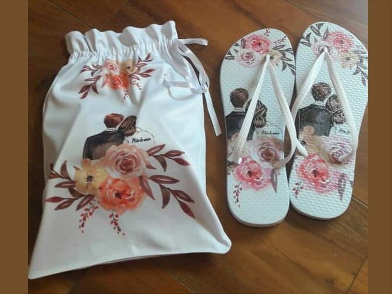 Chinelos personalizados! Um conforto e um carinho especial para os seus convidados!
