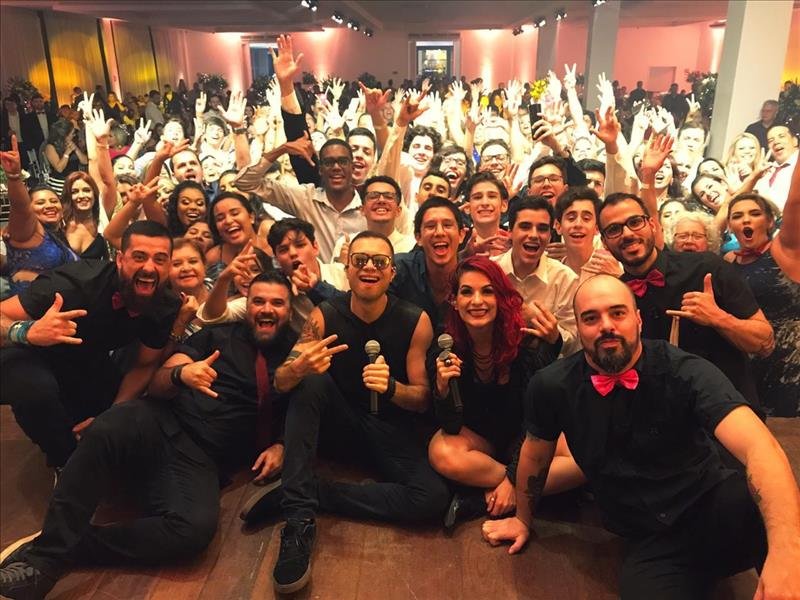 BLACK DINDA: Banda incrível e super animada! Faça seus convidados se divertirem sem parar!