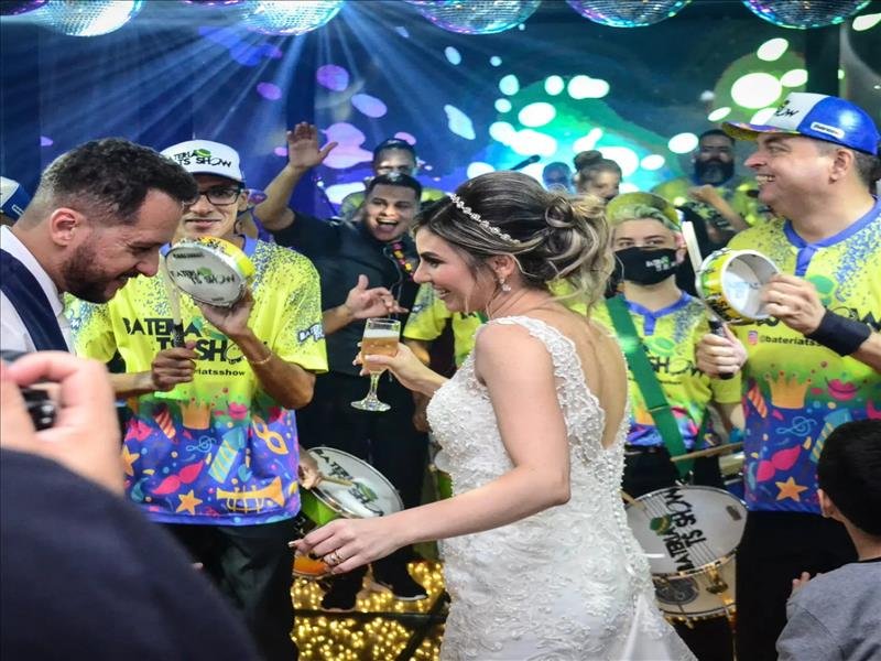 Escola de Samba com bateria e profissionais especializados em eventos sociais!