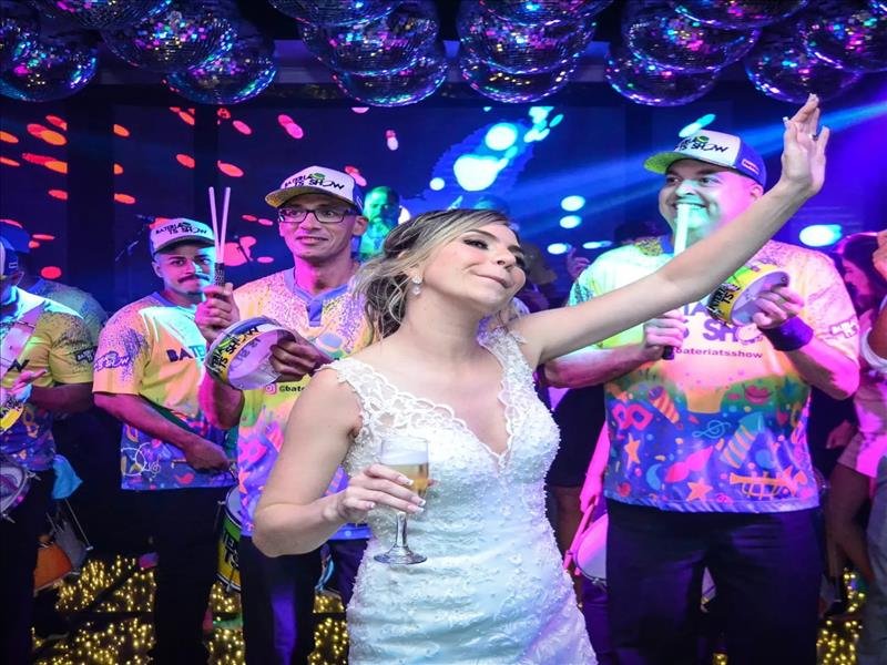 Escola de Samba com bateria e profissionais especializados em eventos sociais!