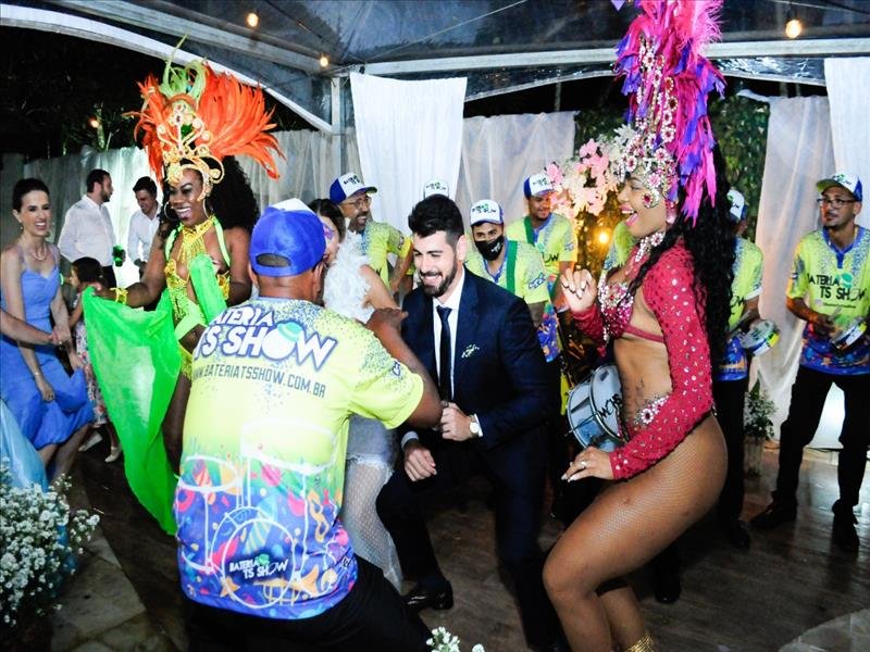 Escola de Samba com bateria e profissionais especializados em eventos sociais!