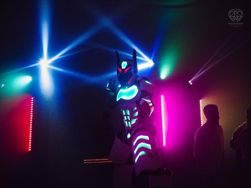 Robozão de Led dançarino com Bazuca! Animação total na sua festa!!