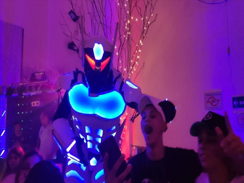 Robozão de Led dançarino com Bazuca! Animação total na sua festa!!