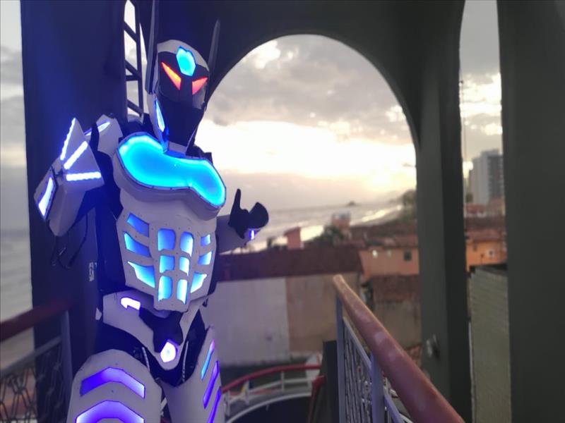 Robozão de Led dançarino com Bazuca! Animação total na sua festa!!