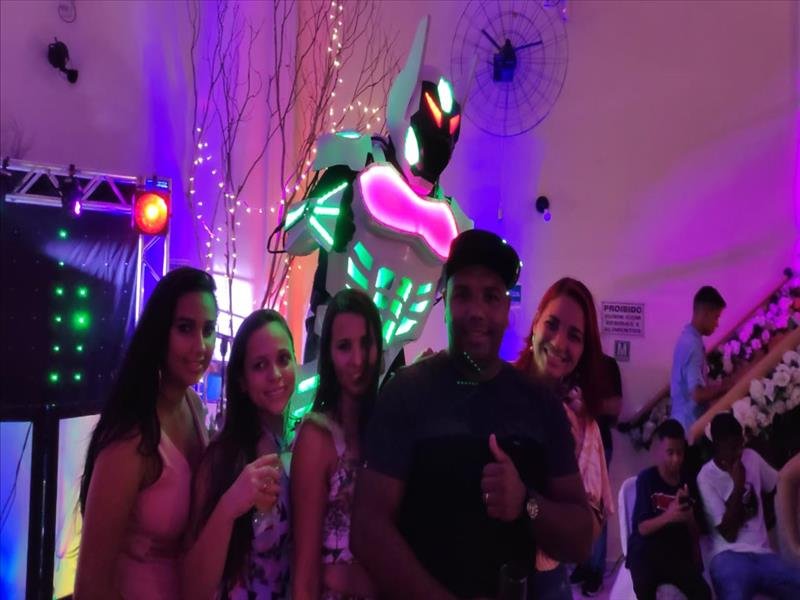 Robozão de Led dançarino com Bazuca! Animação total na sua festa!!