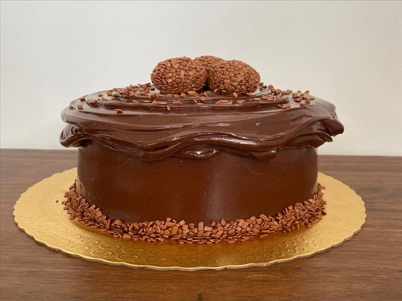 BOLO DE FESTA E DOCINHOS