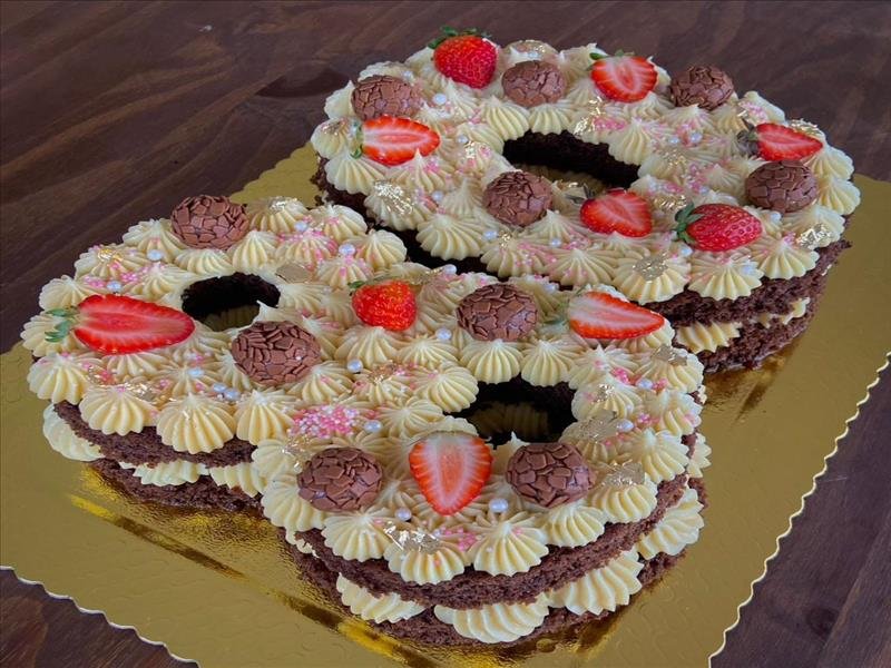 BOLO DE FESTA E DOCINHOS
