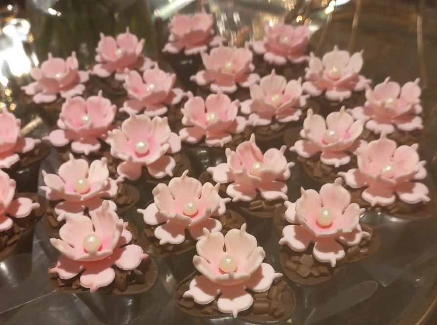 DOCES FINOS DECORADO COM FLORES DE ACORDO COM A PALETA DE CORES DA SUA FESTA!