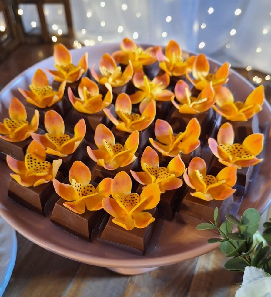 DOCES FINOS DECORADO COM FLORES DE ACORDO COM A PALETA DE CORES DA SUA FESTA!