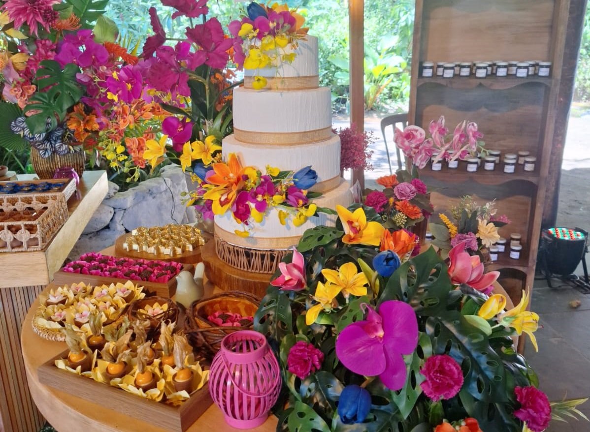 DOCES FINOS DECORADO COM FLORES DE ACORDO COM A PALETA DE CORES DA SUA FESTA!