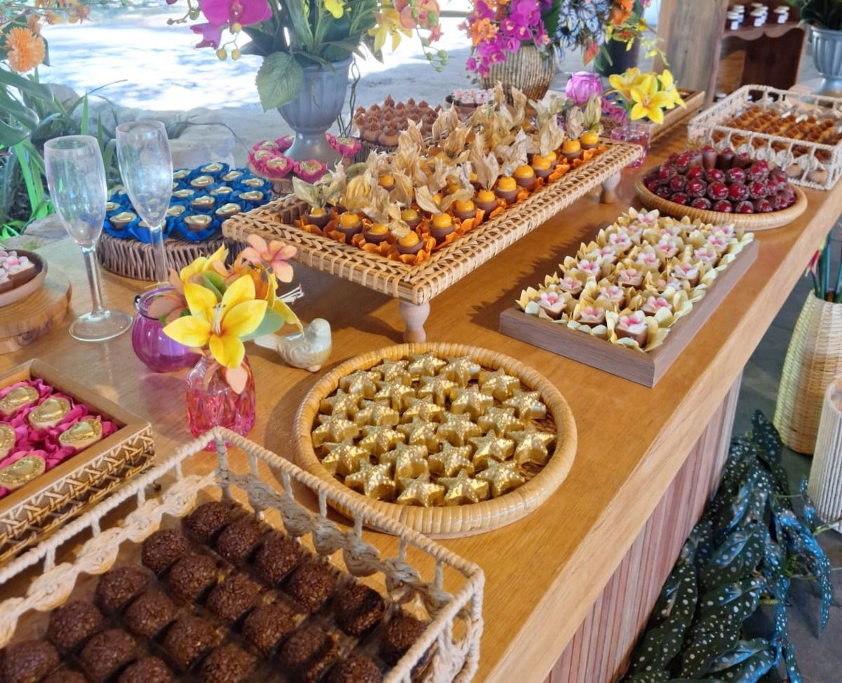 DOCES FINOS DECORADO COM FLORES DE ACORDO COM A PALETA DE CORES DA SUA FESTA!