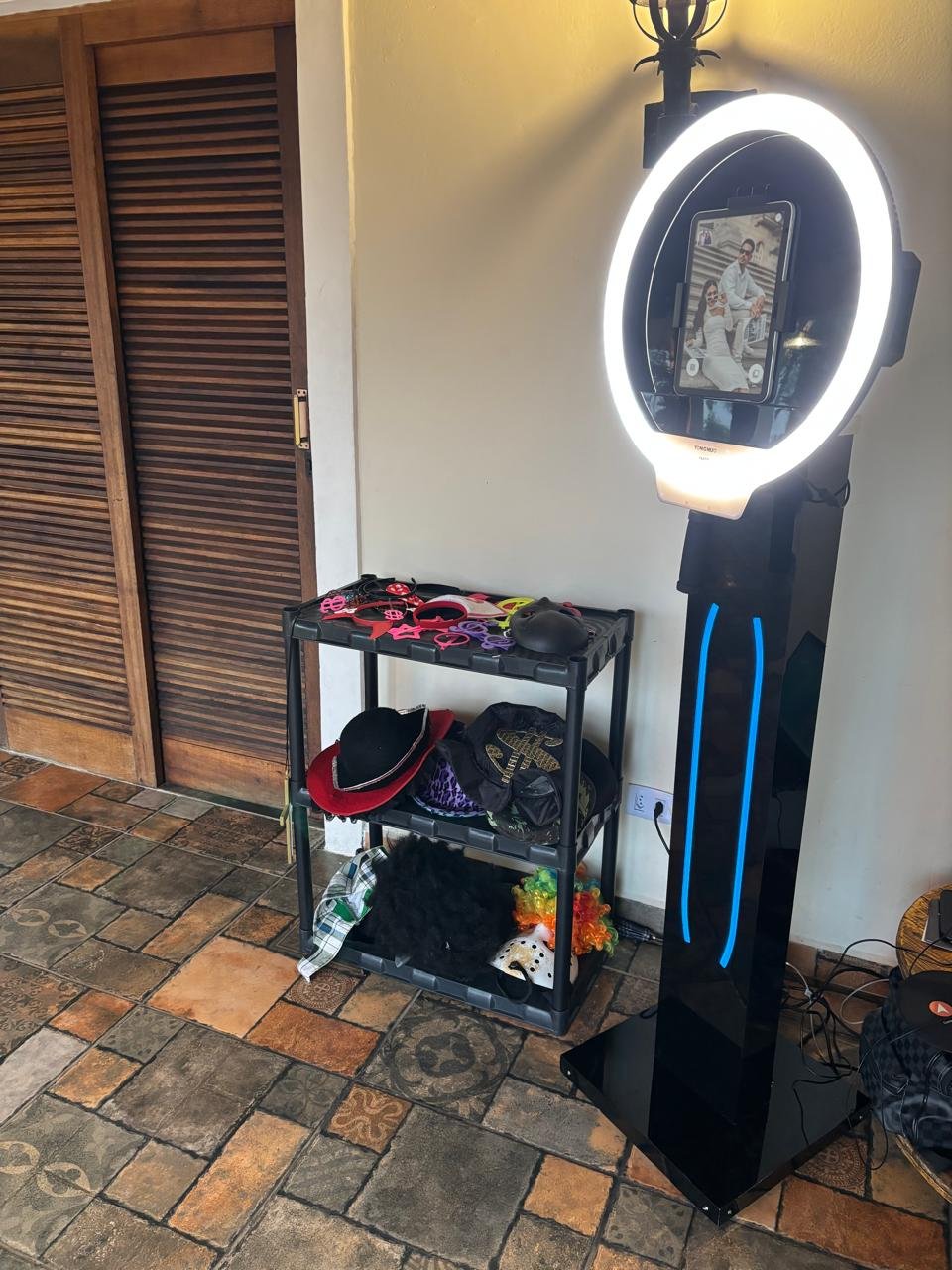 TOTEM SELFIE, ESPELHO MAGICO E CABINE DE FOTO-LEMBRANÇA